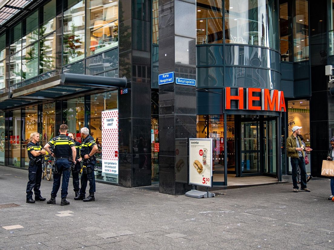 De HEMA is ontruimd omdat er rook in de winkel was