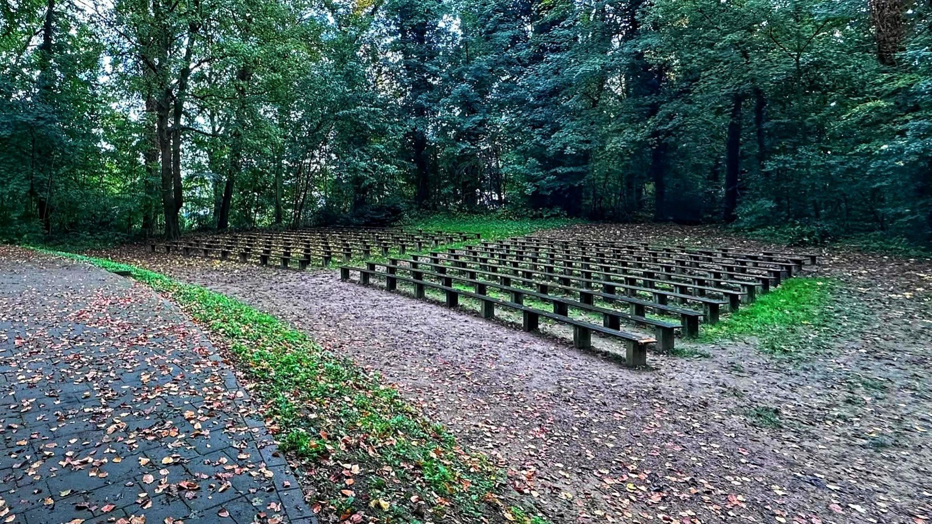 Gemeente Winterswijk verstrekt subsidie voor vernieuwing theaterbanken Openluchttheater De Huininkmaat.