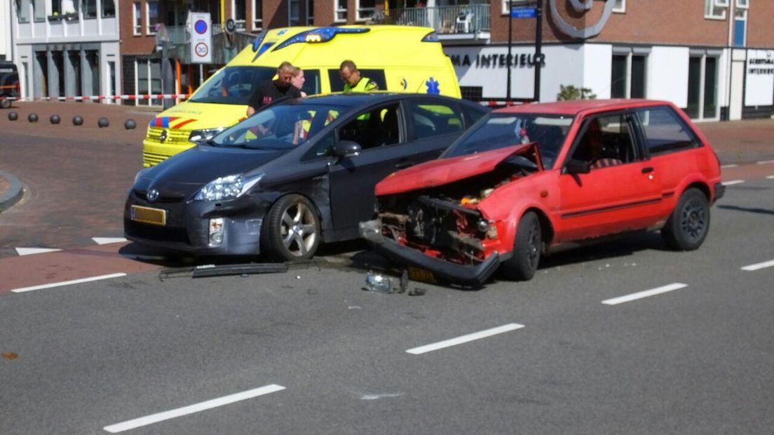 Twee auto's botsten op elkaar (Rechten: Van Oost Media)