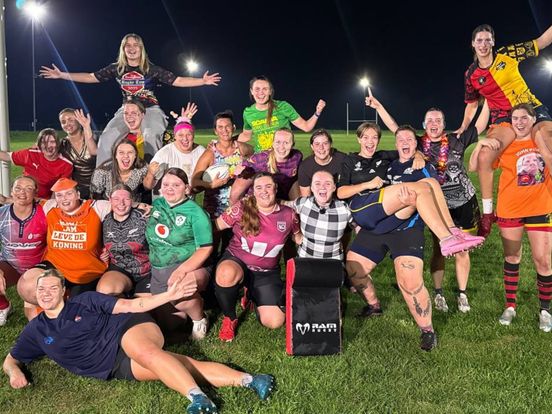 'Drentse Deernes' kennen flitsende start rugbycompetitie: 'Lekker dwars door mensen heen lopen'
