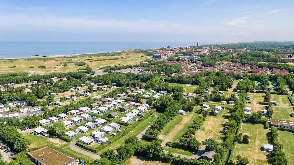 Vakantiepark Hof Domburg gesloten na brand bij zwembad De Parel, honderden  vakantiegangers gedupeerd - Omroep Zeeland