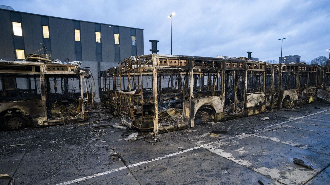 Bij de brand zijn twaalf bussen verwoest.