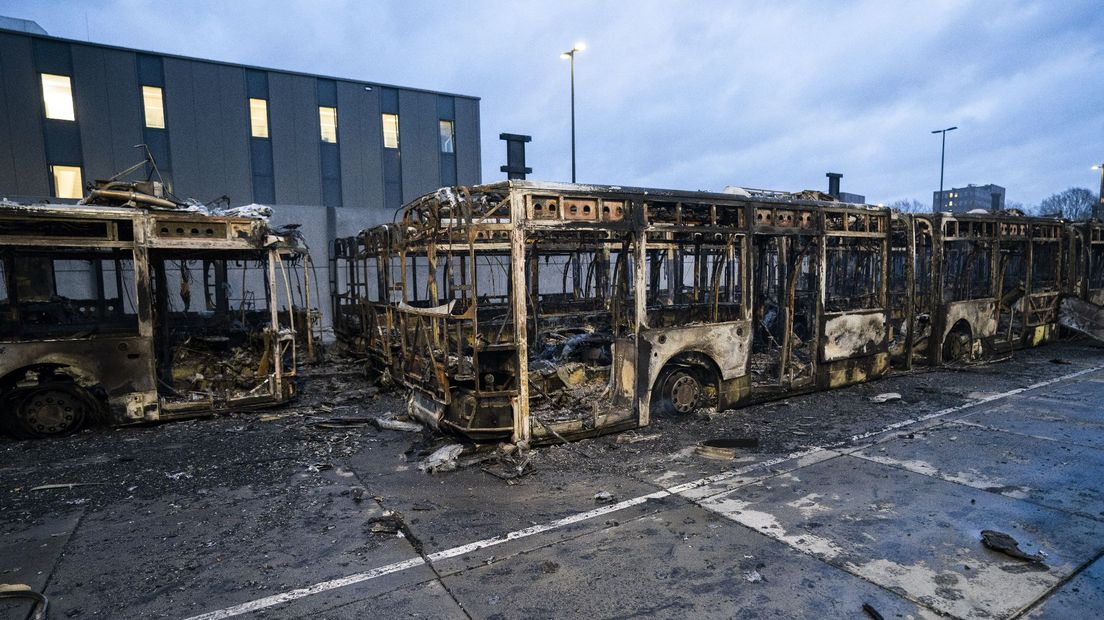 Bij de brand zijn twaalf bussen verwoest.