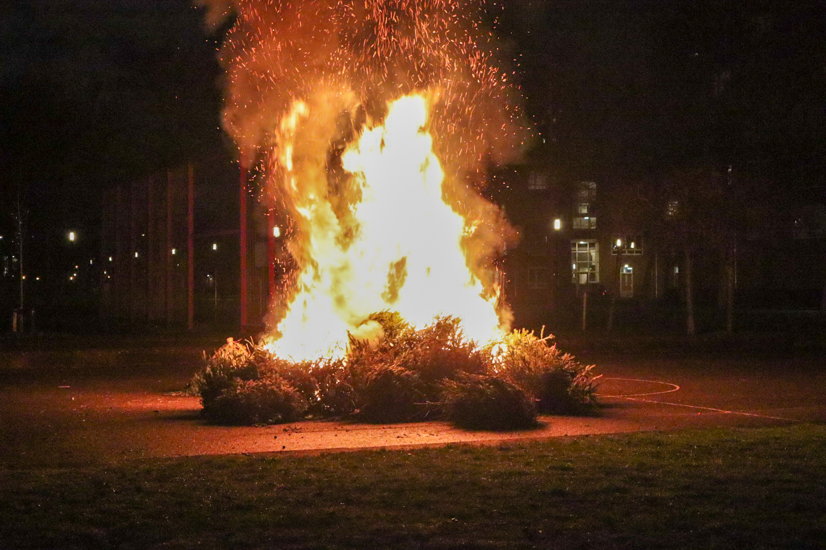 De kerstbomen gingen in vlammen op.