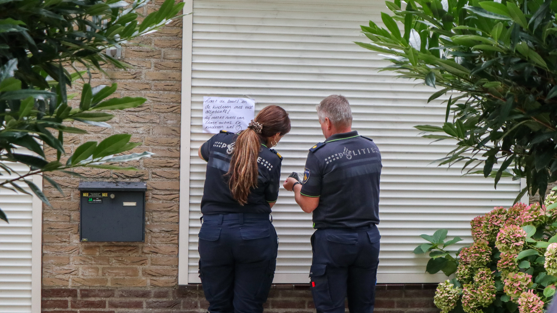 Het huis van verdachte Mels van B. in Barendrecht werd beklad en behangen met briefjes.