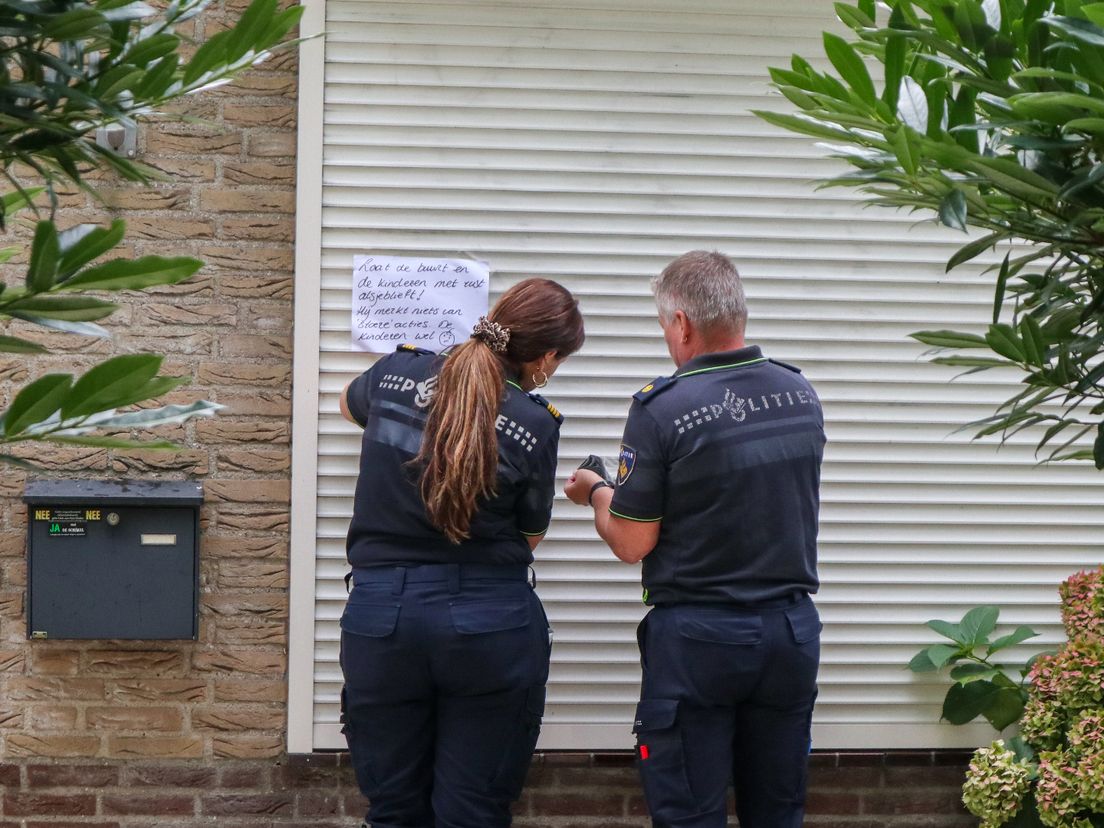 Het huis van verdachte Mels van B. in Barendrecht werd beklad en behangen met briefjes.