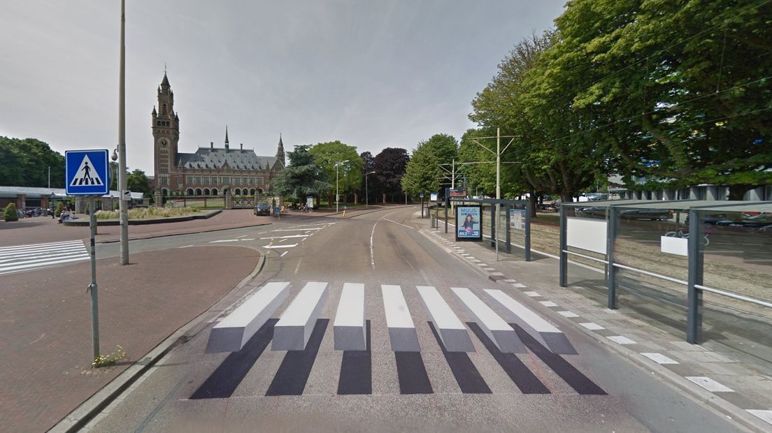 De VVD wil dat Den Haag zwevende zebrapaden gaat krijgen. | Illustratie Google Streetview/Marc Bos