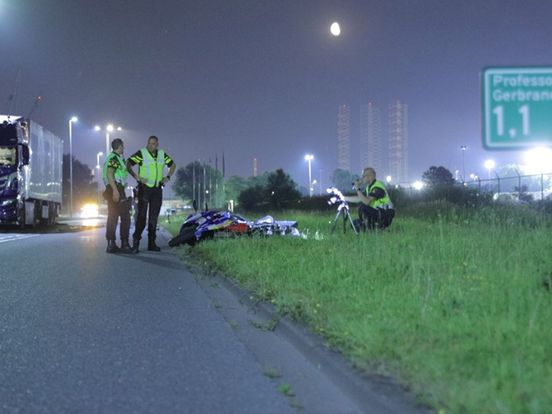 Motorrijder overleden na botsing met geparkeerde vrachtwagen
