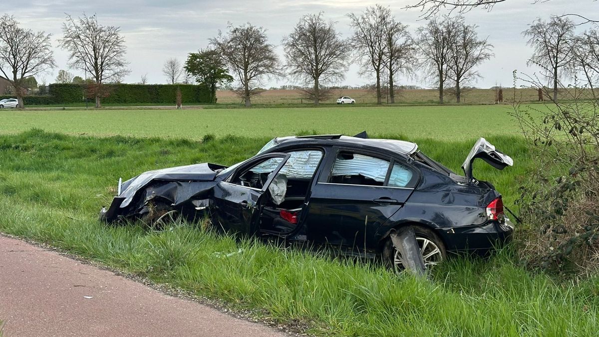 Auto over de kop in Limbricht en belandt in greppel