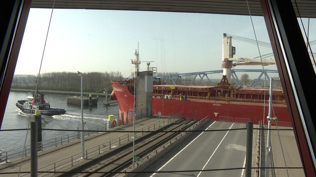 Een schip vaart voorbij de brug van Sluiskil