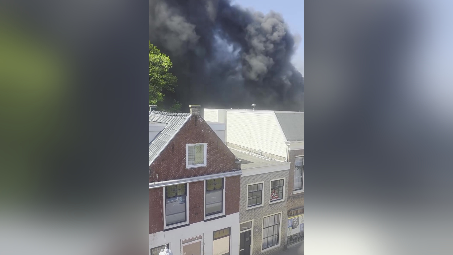 Er kwam veel zwarte rook van de brand af.