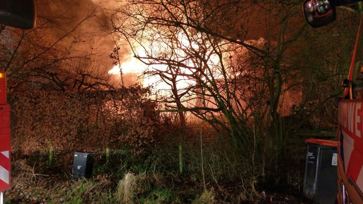 Vlammen tot tien meter hoog: grote brand verwoest gloednieuwe woonboerderij in Deest