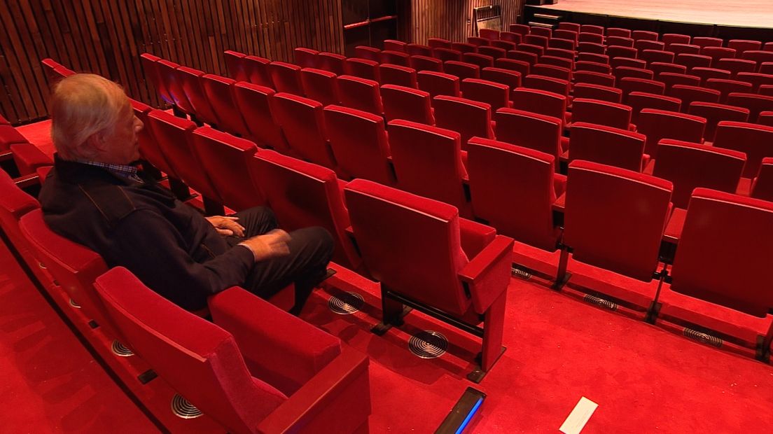 Directeur Frans Lievens demonstreert zijn nieuwe theaterstoelen