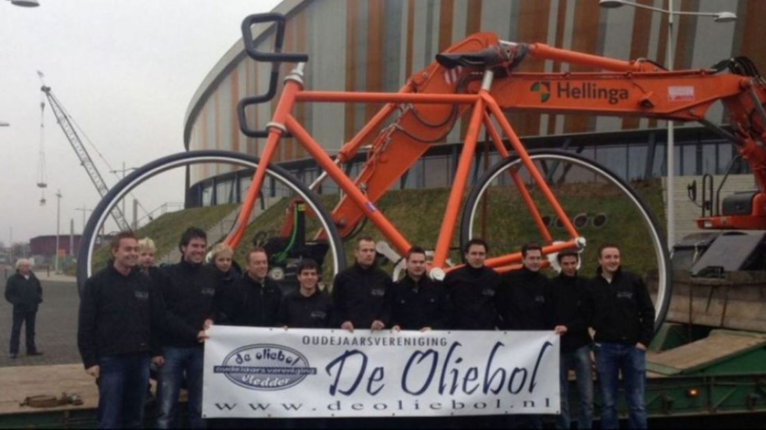 De reuzenfiets van Omnisport in Apeldoorn die werd gestolen door de Drentse oudejaarsvereniging De Oliebo