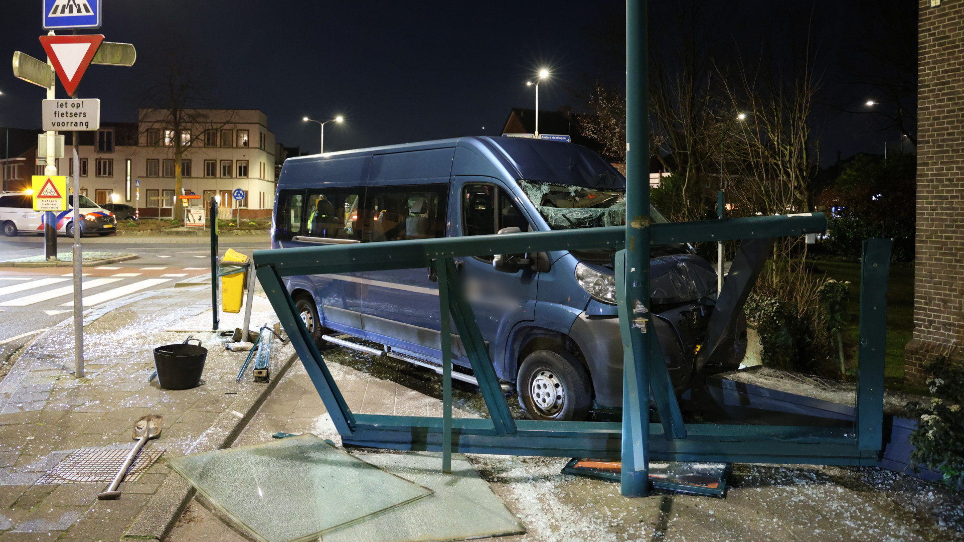 Bushokje weggevaagd bij ongeluk.