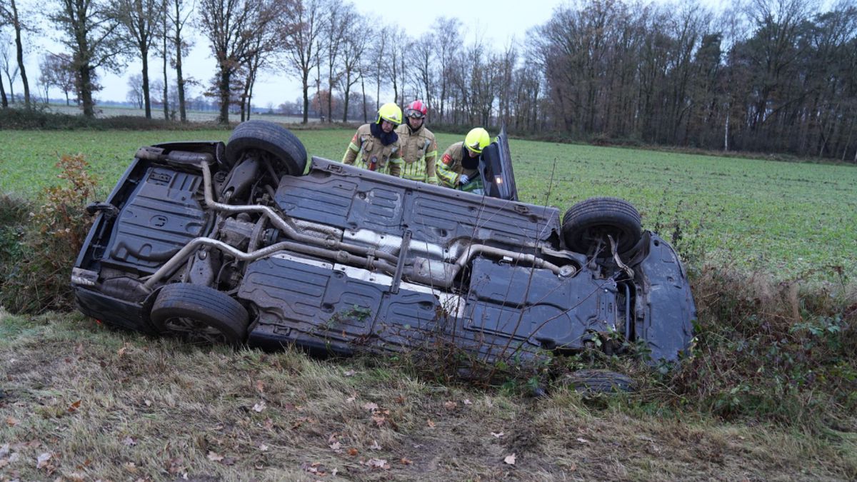 Auto op de kop in sloot in Haler