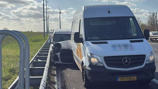 Ongelukken zorgen voor flinke vertraging op snelwegen in drukke avondspits. Ongelukken zorgen voor flinke vertraging op snelwegen in drukke avondspits.