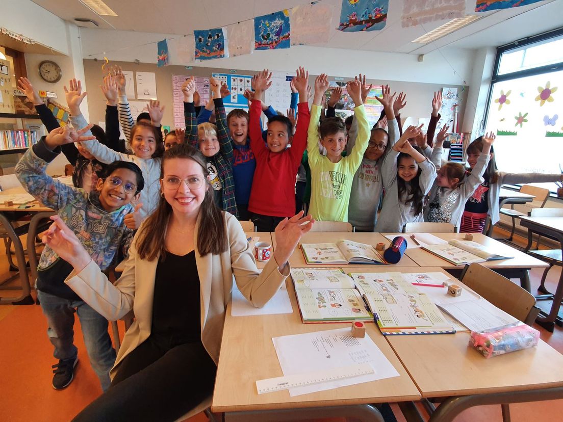 Juf Kelsey met haar leerlingen van basisschool de Klipper