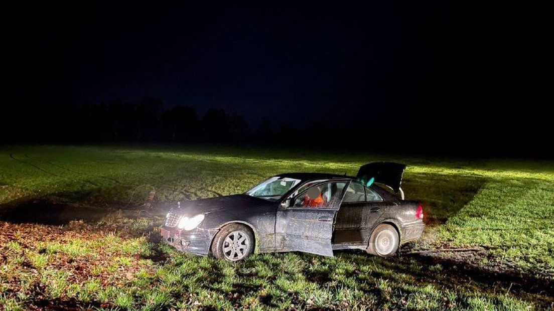 De auto met Duits kenteken die werd achtervolgd eindigt in een greppel
