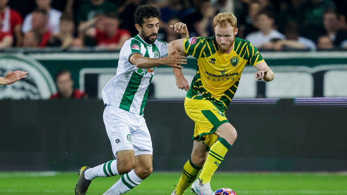Jort van der Sande (r) heeft na zijn doelpunten ook zijn eerste assist binnen