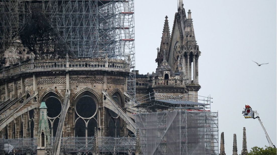 De brandschade bij de Notre Dame is de ochtend na de brand goed te zien I