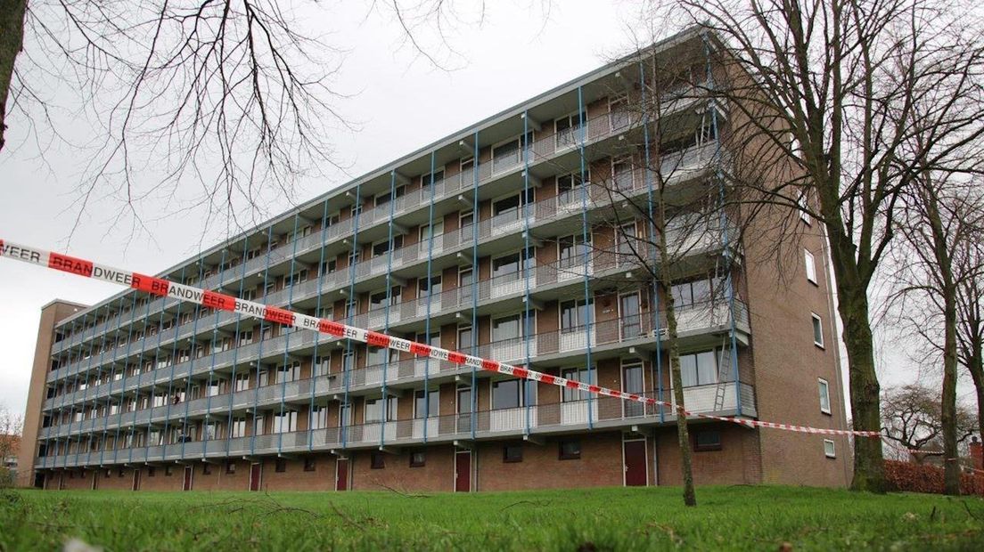 De omgeving van twee flats aan de Telemannstraat in Zwolle werden afgezet omdat dakranden loslieten