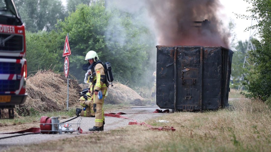 Container met heftruck in brand in Wierden