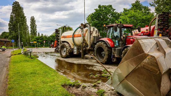 Weg vol poep: giertank met 8 ton mest gekanteld in Amersfoort. Weg vol poep: giertank met 8 ton mest gekanteld in Amersfoort.