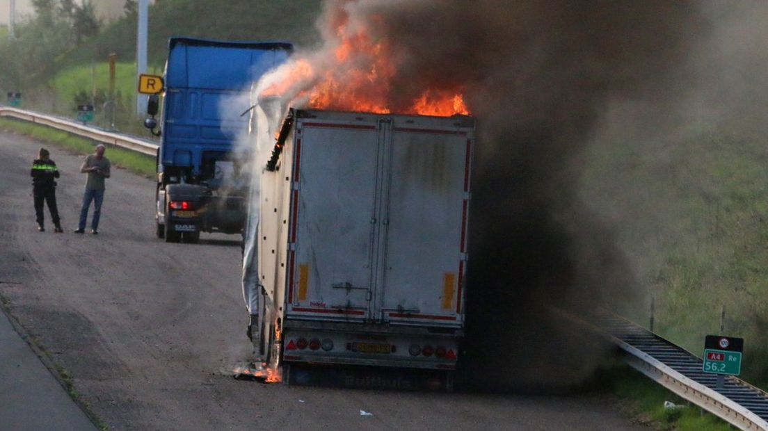 De vlammen slaan uit de vrachtwagen 