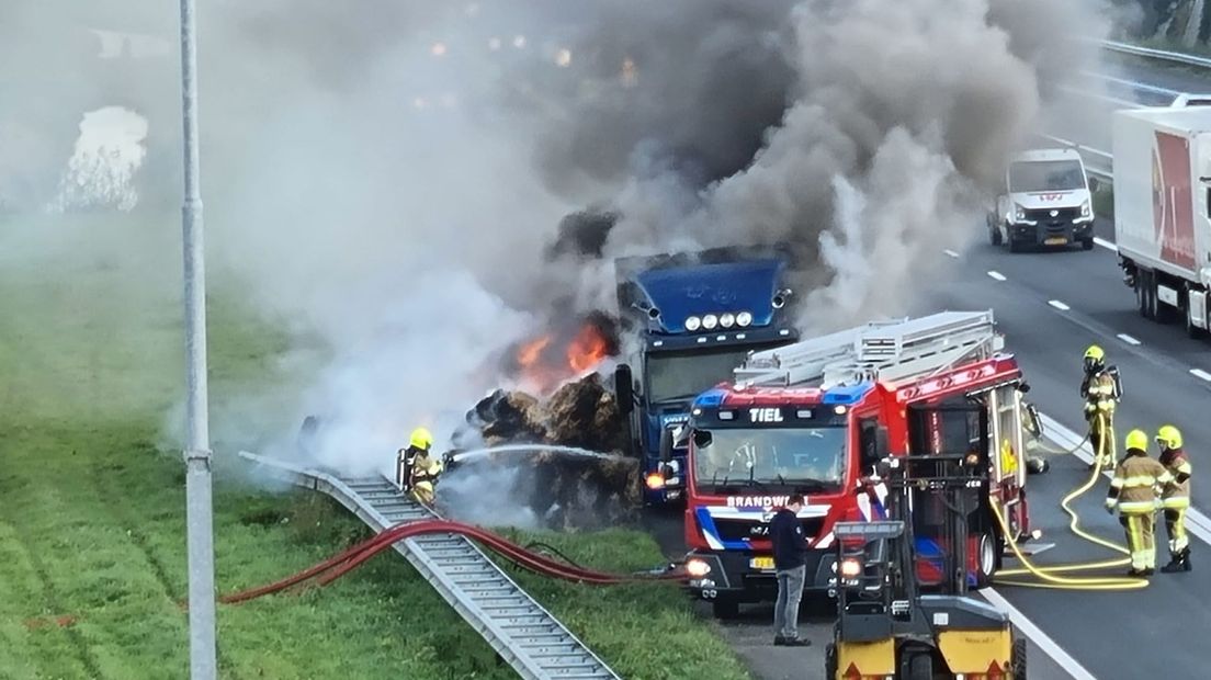 Bij de brand komt veel rook vrij.