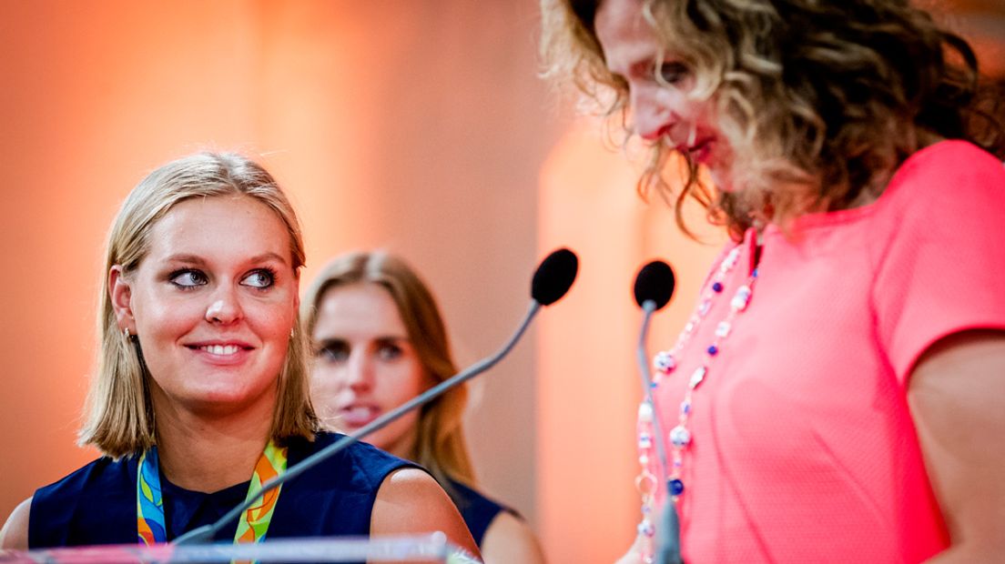 Sharon van Rouwendaal krijgt lintje uit handen van minister Schippers