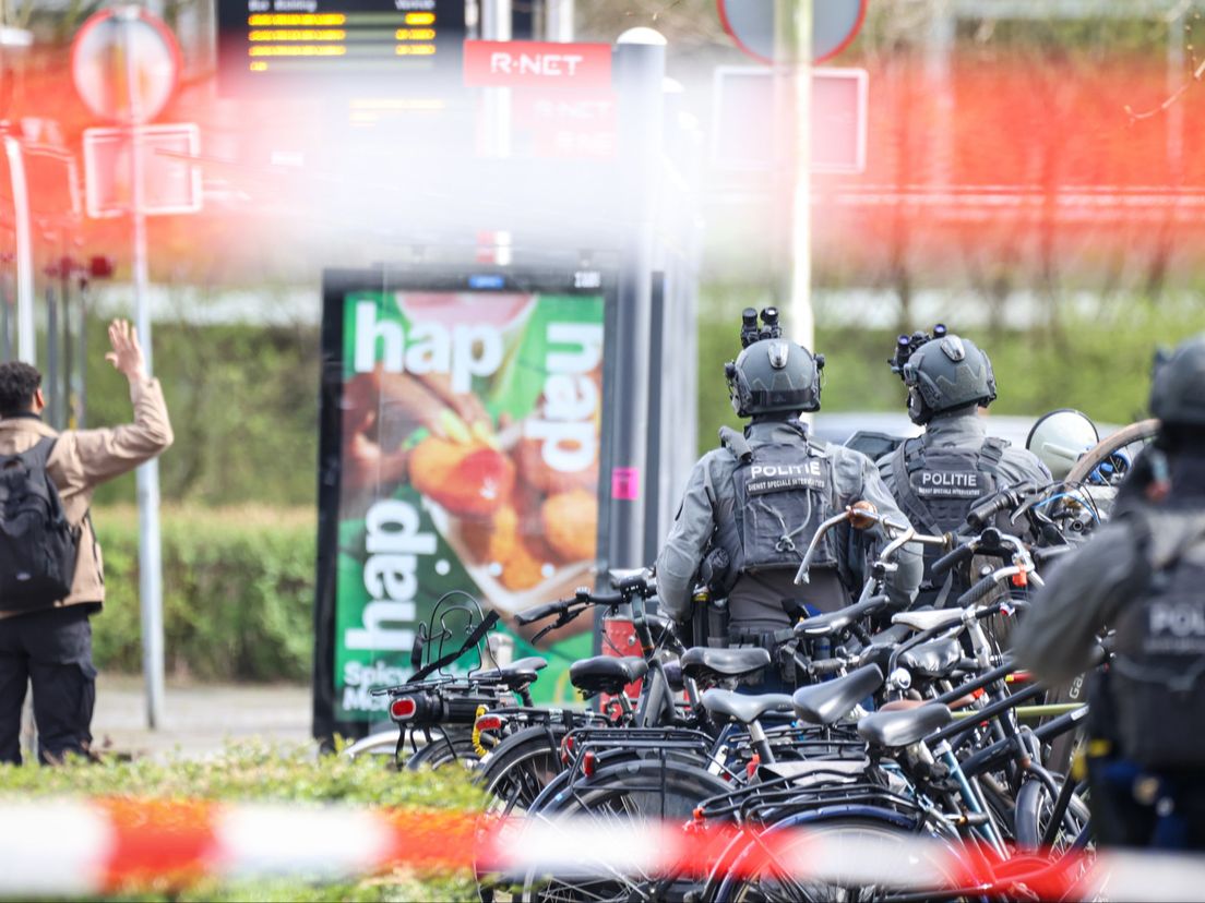 Arrestatieteam zet bus stil, slaat man (67) in de boeien