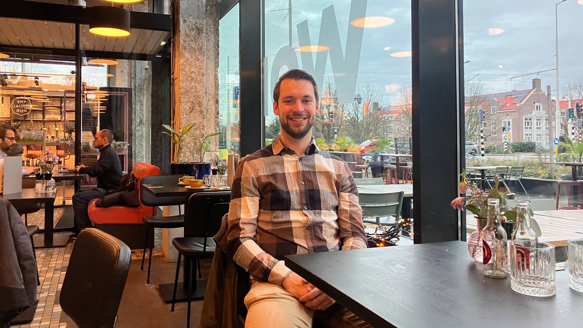 Arjan in een café in Kralingen