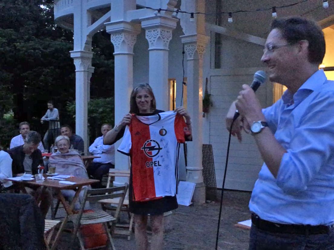 Met het Feyenoordshirt werd 2550 euro opgehaald voor de Roparun