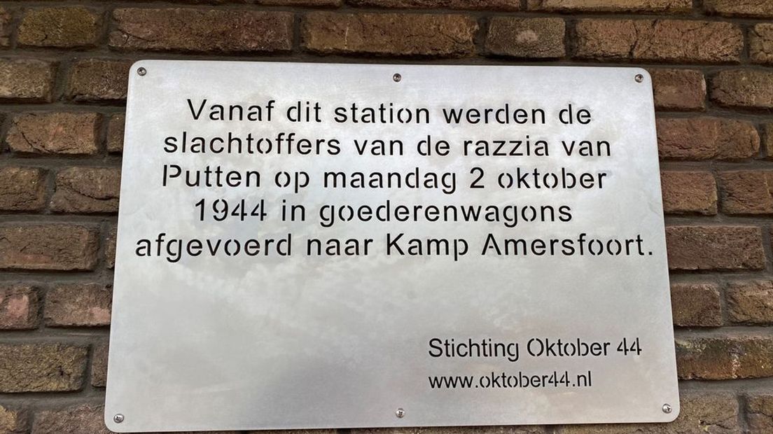 De plaquette dat nu bij het stationsgebouw in Putten hangt.