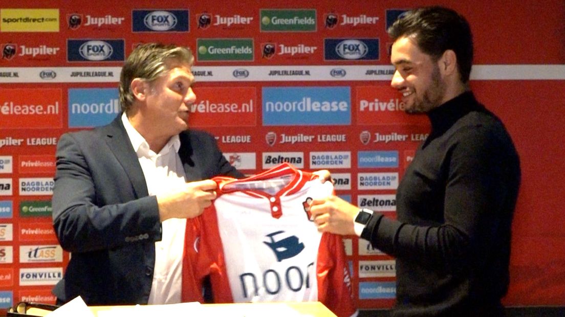Veendorp met FC Emmen-directeur Ben Haverkort (Rechten: Niels Dijkhuzien/RTV Drenthe)