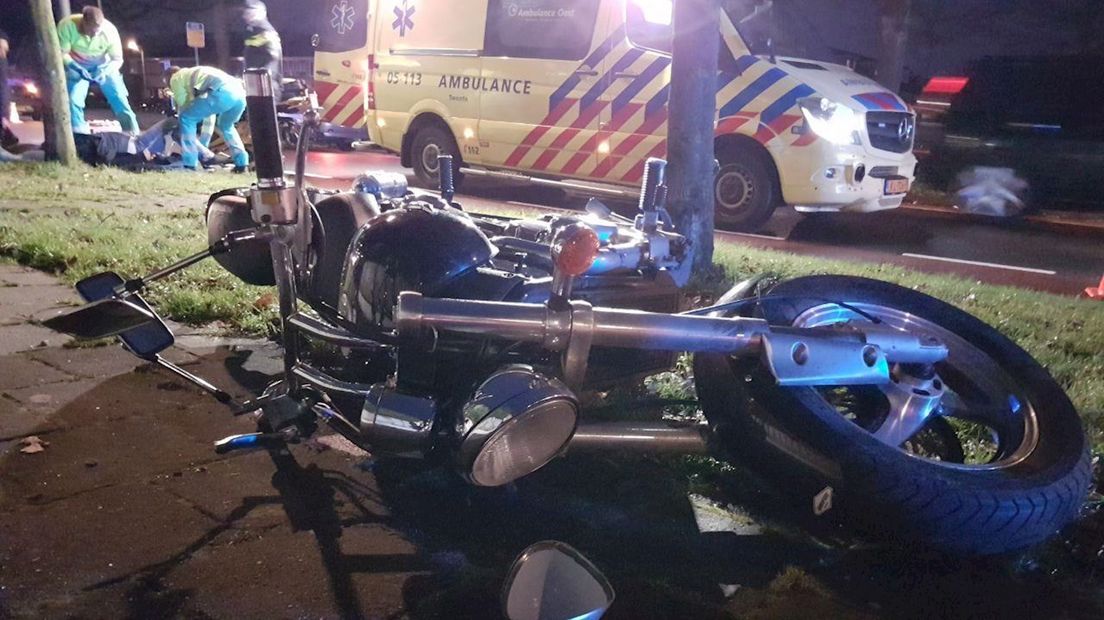 Motorrijder naar het ziekenhuis na botsing met auto in Hengelo