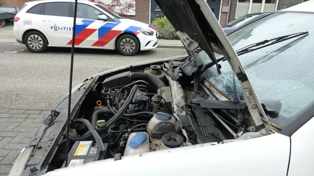 Auto vernield in Siebengewald, mogelijk door explosief