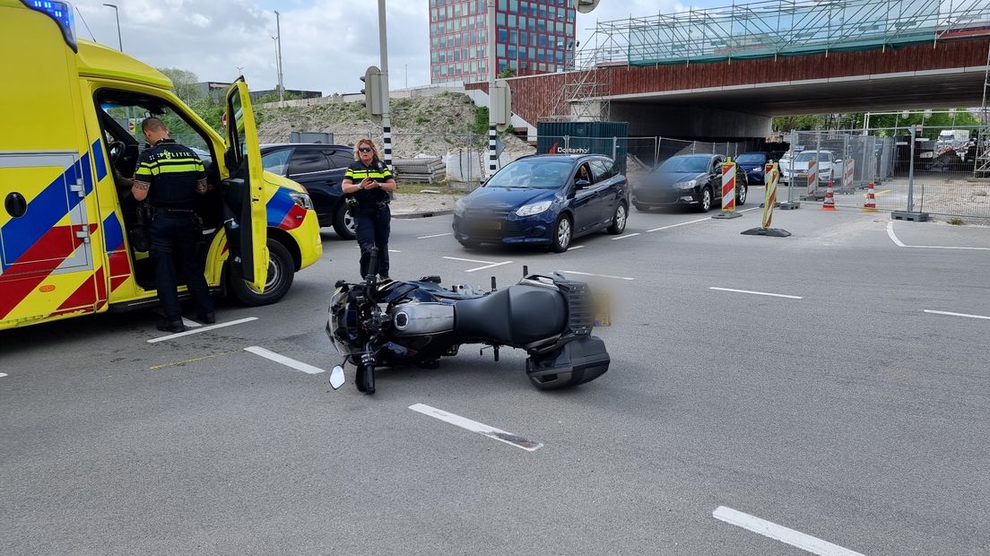 Hulpdiensten bij de afhandeling van een motorongeluk bij Groningen, vorige maand