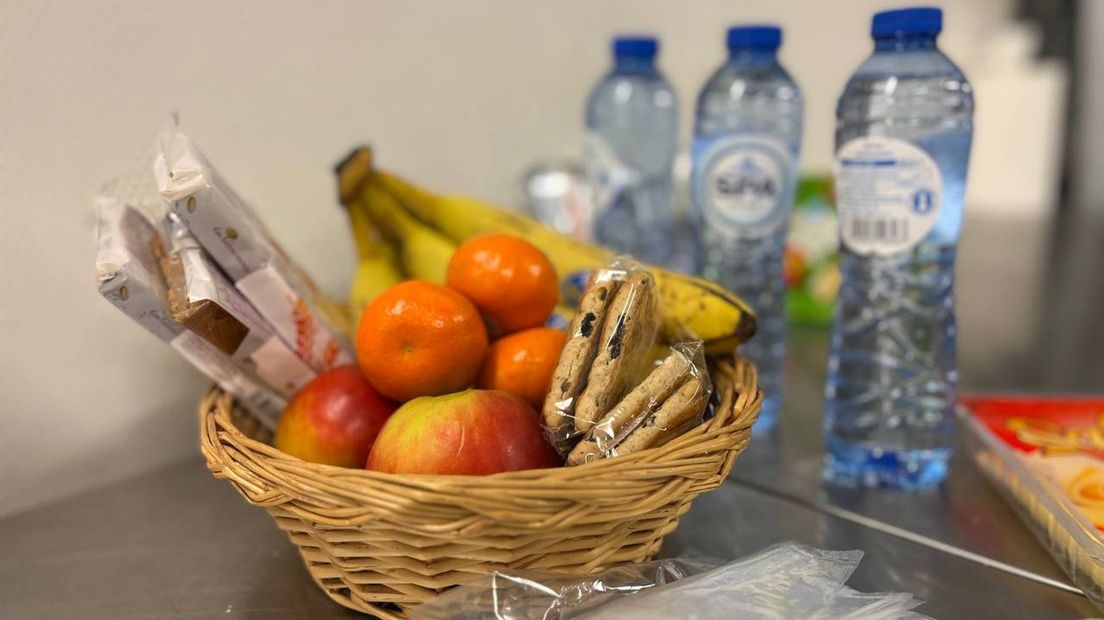 Fruit en koeken liggen in lokalen, zodat leerlingen die honger hebben iets kunnen pakken