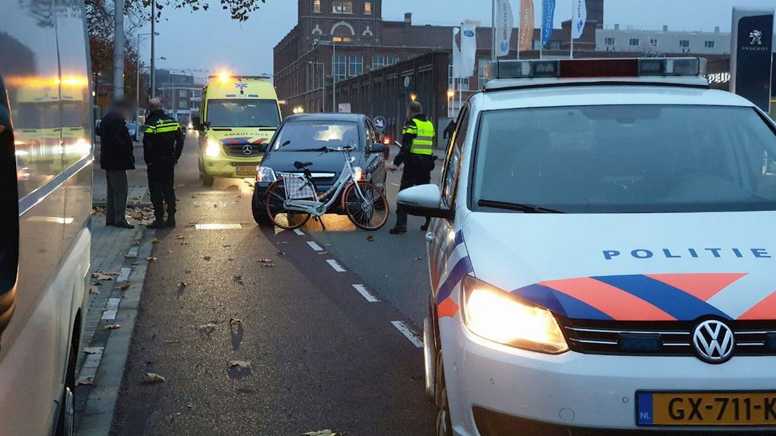Vrouw raakt bekneld onder auto na verkeersongeval in Enschede