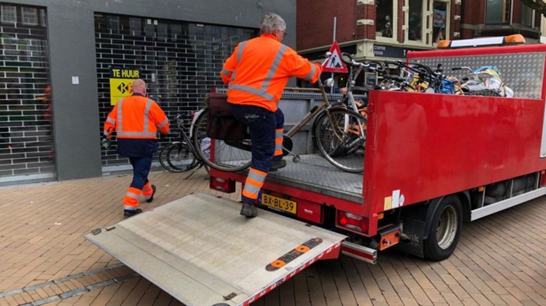 De gemeente verwijdert geparkeerde fietsen