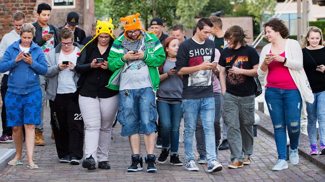 Jongeren spelen het spel Pokémon Go.