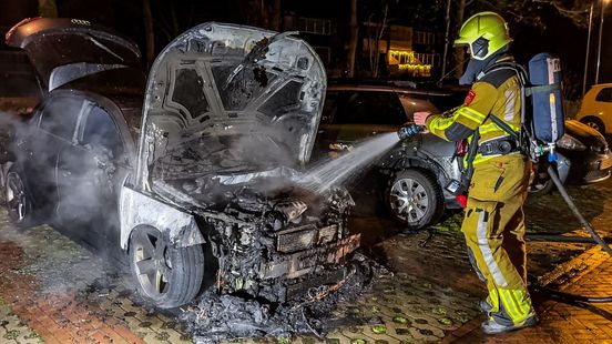 Gewond bij aanrijding met tractor | Auto uitgebrand bij flat Enschede. Gewond bij aanrijding met tractor | Auto uitgebrand bij flat Enschede.