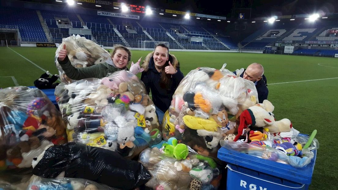 'Knuffel mee = gratis entree' levert goede doelen duizenden knuffels op