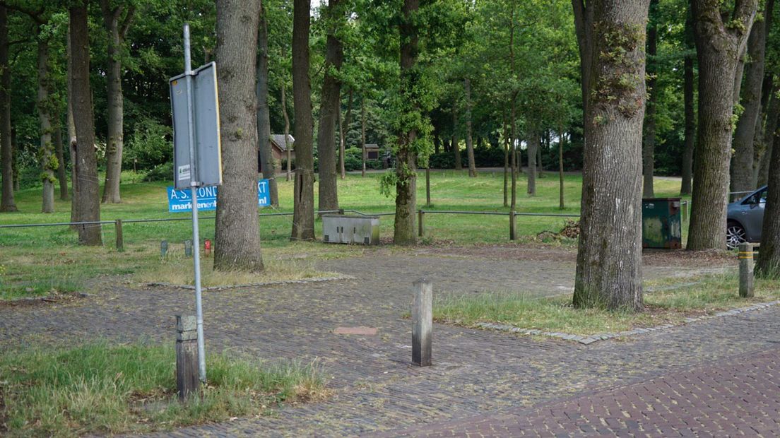 De snackwagen op de Brink in Diever is na 26 jaar strijd, verdwenen (Rechten: RTV Drenthe/Andries Ophof)