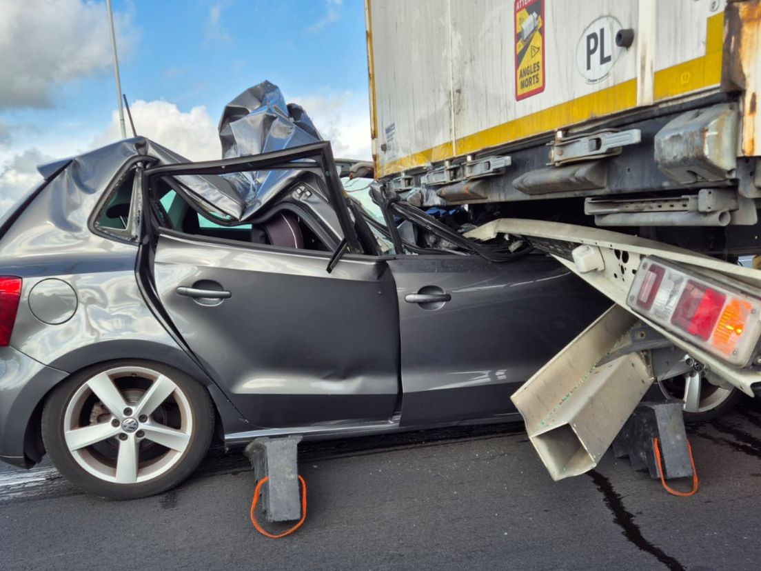 De auto klapte frontaal op de vrachtwagen