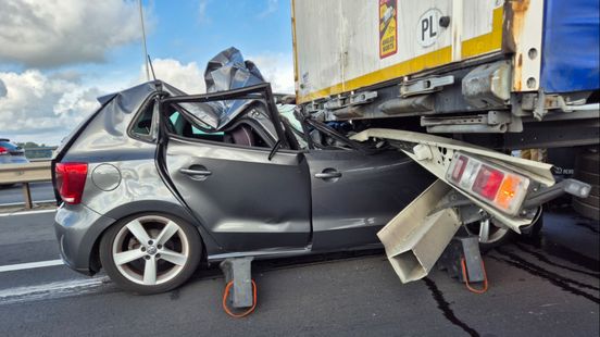 Deel A27 richting Utrecht afgesloten door ongeval | Gekantelde vrachtenwagen A1 Eemnes. Deel A27 richting Utrecht afgesloten door ongeval | Gekantelde vrachtenwagen A1 Eemnes.
