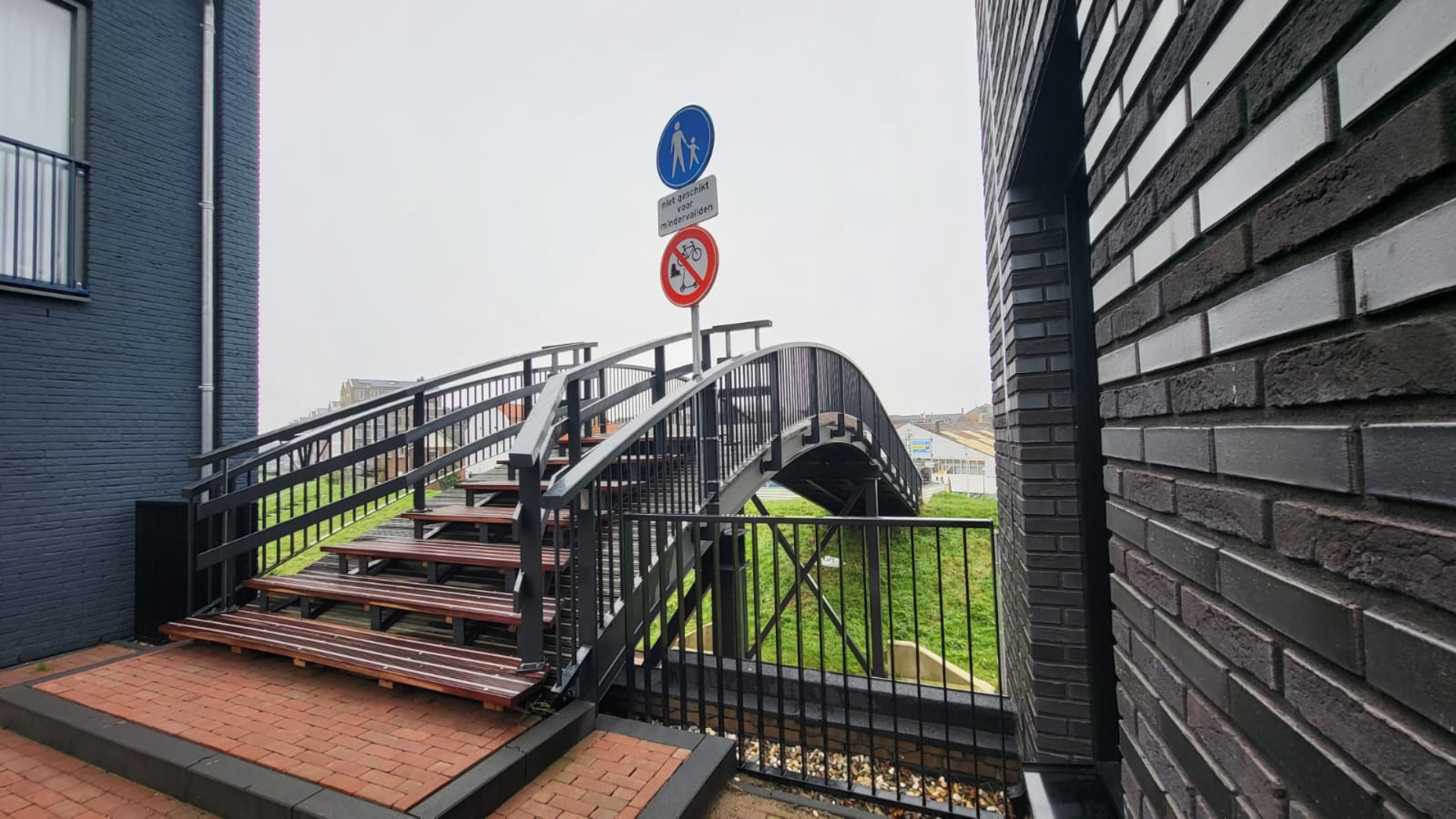 Het houten bruggetje in Oud-Beijerland is na anderhalf jaar eindelijk geopend.