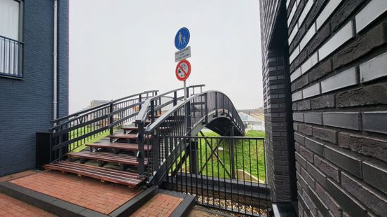 Te steile brug in Oud-Beijerland na bijna twee jaar geopend: 'Nog steeds kans dat mensen gaan glijden'